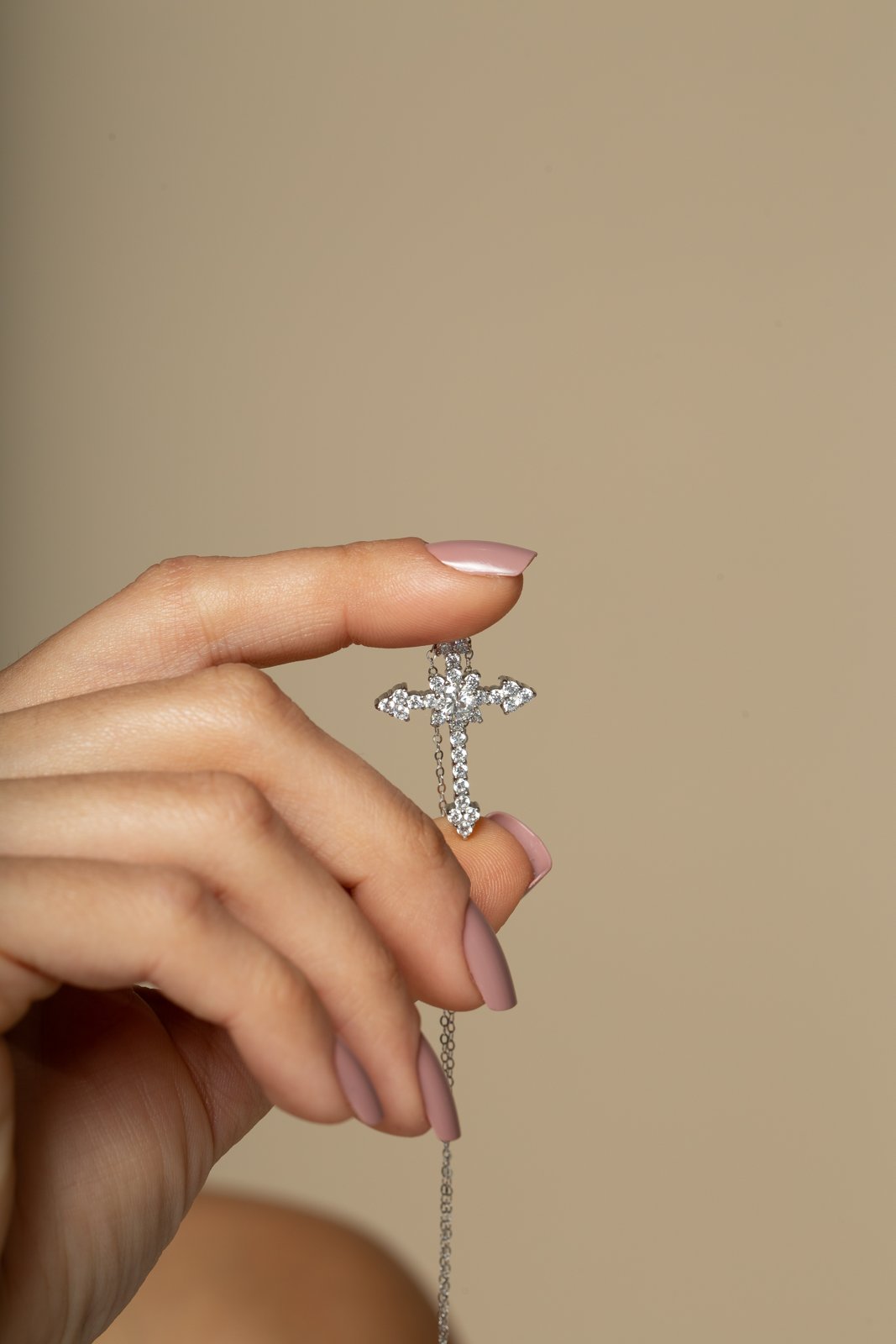 Cruz com moissanites